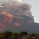 gunung-agung-erupsi-kabupaten-karangasem-bangil-terpapar-abu-vulkanik