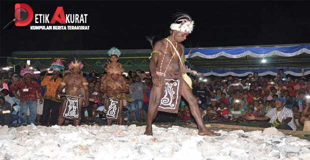 Ritual Injak Batu Panas di Festival Biak Munara Wampasi | Detik Akurat